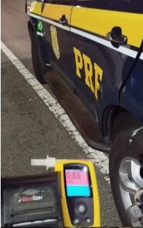 PRF flagra motorista embriagado em Hilux após acidente e tentativa de fuga em Natal