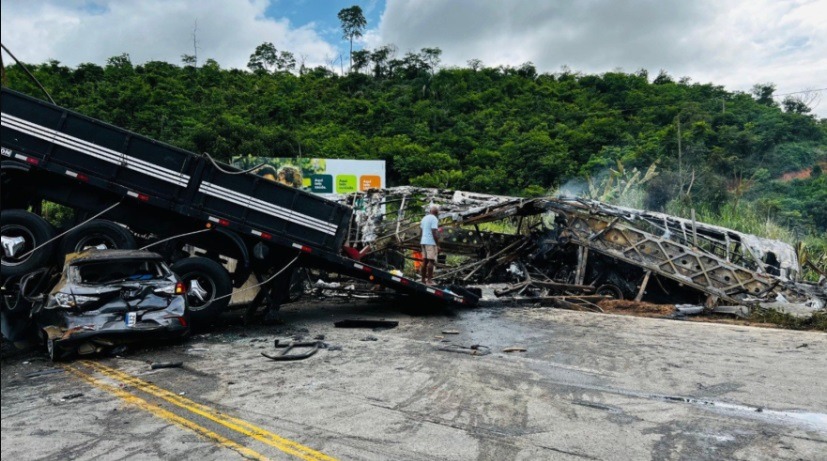 Acidente com carro, ônibus e caminhão deixa ao menos 38 mortos em MG