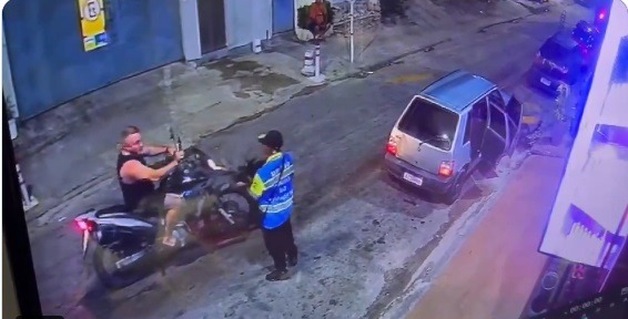VÍDEO: Policial penal é morto por assaltantes após confundir revólver com “arma de gel”