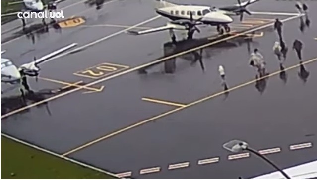 Vídeo mostra embarque de vítimas em avião que caiu em Gramado