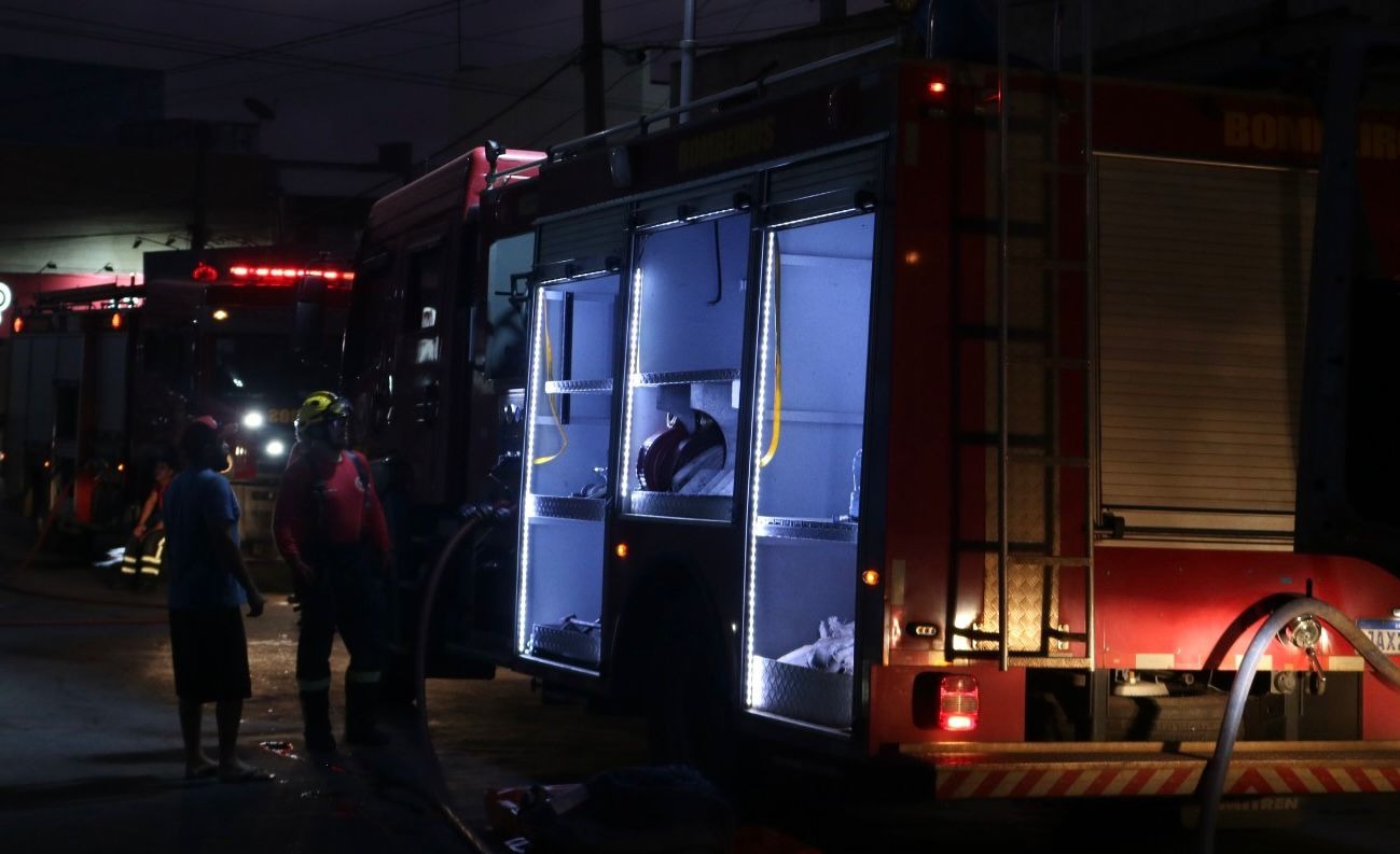 Bombeiros combatem incêndio residencial na zona Norte de Natal