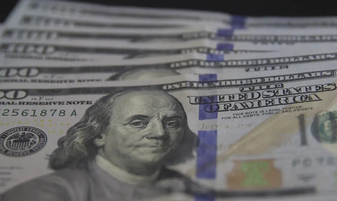 Dólar fecha em nova alta, a R$ 6,18, segundo maior valor da história