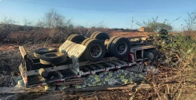 Caminhão sai da pista e capota nas margens na BR-226 no interior do RN