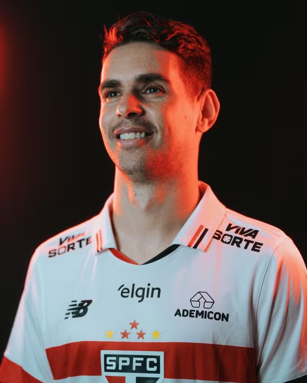 Presidente do São Paulo anuncia a contratação do meia Oscar: "Super-reforço"