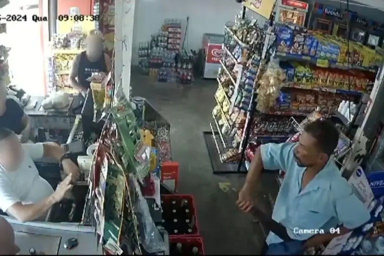Homem com um facão assalta mercadinho na zona Sul de Natal