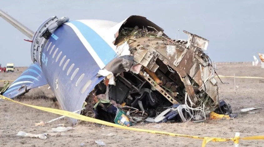 Avião que caiu no Cazaquistão pode ter sido atingido por mísseis russos