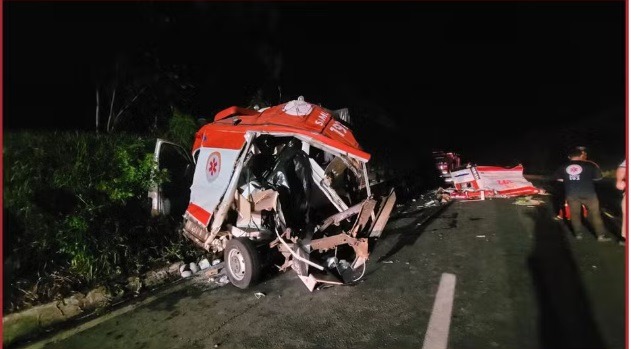 3 socorristas e um paciente morrem em batida entre ambulância e caminhão