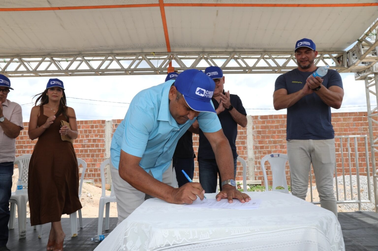 Ao lado do senador Styvenson Valentim, Babá Pereira reúne mais de 40 prefeitos para entrega da primeira Usina de Asfalto