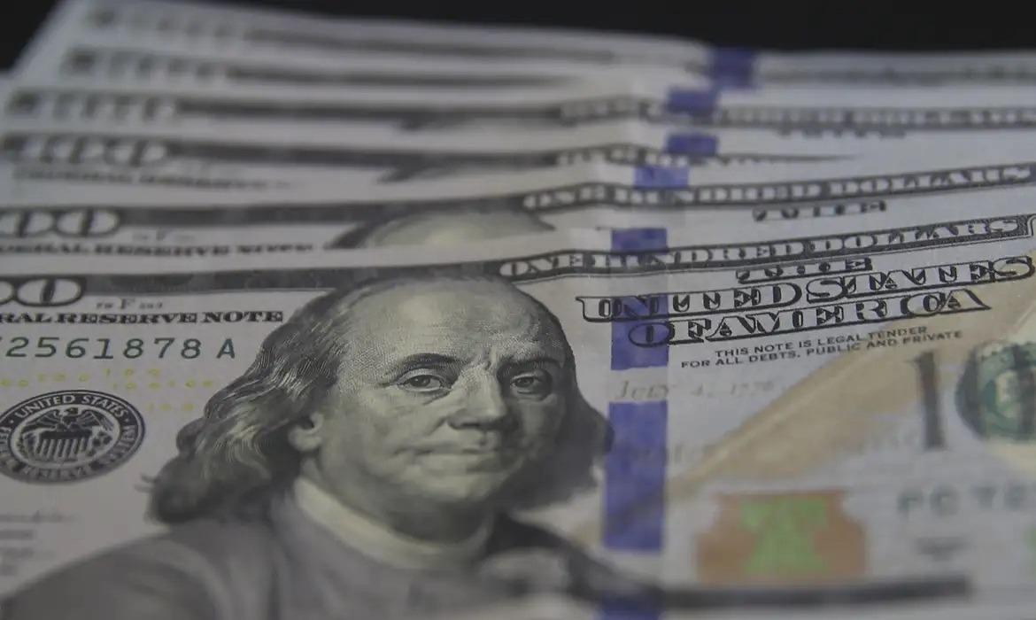 Dólar supera R$ 6,20 em dia de dados de desemprego e inflação