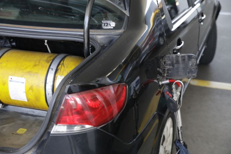 Governadora sanciona lei que reduz em 50% IPVA de carros movidos a GNV