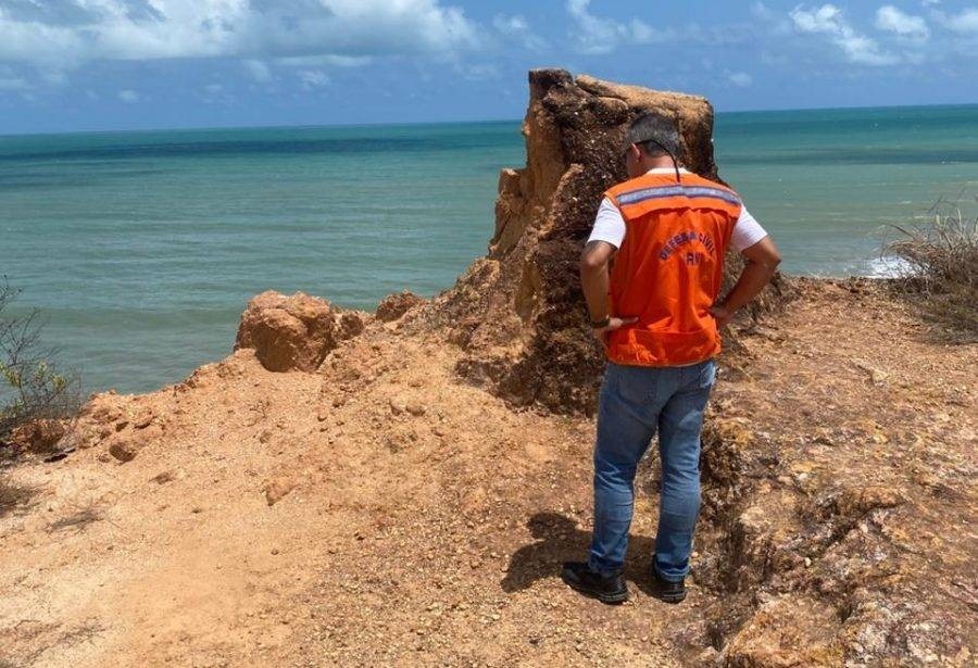 Parte de falésia desmorona na Praia de Cotovelo
