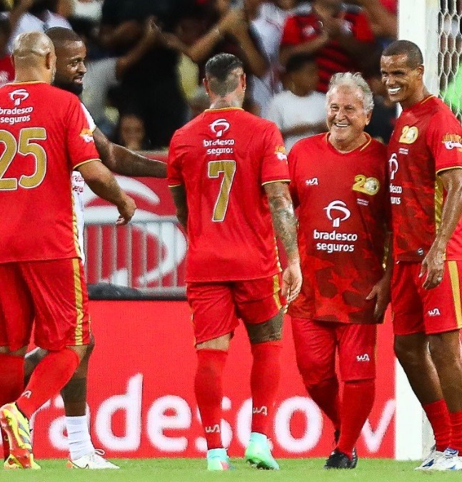 Jogo das Estrelas de Zico tem caneta de David Luiz e vaias a Renato Gaúcho