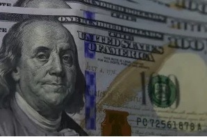 Dólar fecha 2024 a R$ 6,17 e acumula alta de 27% no ano