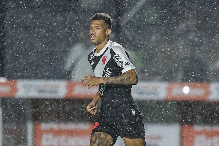 Jogador do Vasco tem o maior número de cartões vermelhos no mundo em 2024
