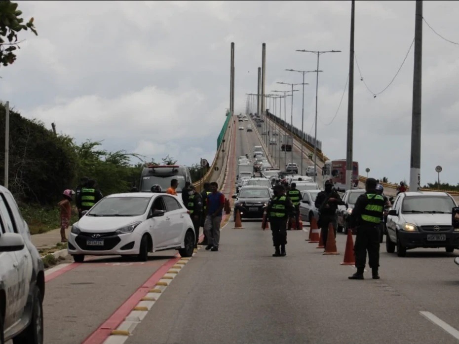 Trânsito de Ponta Negra e da Ponte Newton Navarro terá mudanças para festa de Réveillon; veja alterações