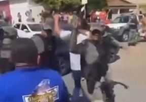 População tenta contra prefeito do RN e polícia é acionada; veja vídeo