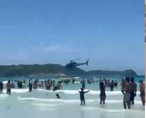 PM deixa fuzil cair de helicóptero e banhista devolve arma; assista