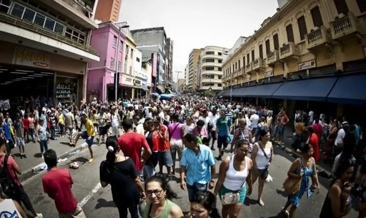 Otimismo do brasileiro com ano novo é o menor desde 2020, diz Datafolha