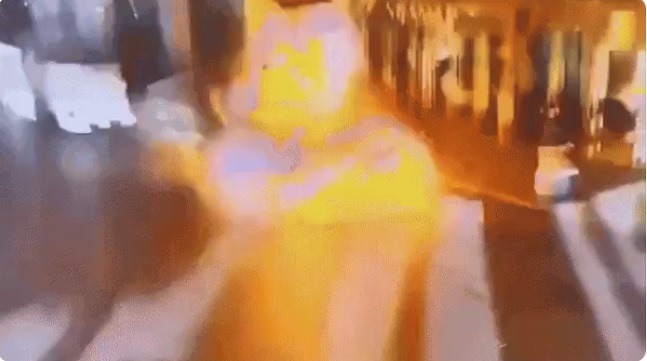 VÍDEO: Carro da Tesla explode em frente ao Trump Hotel e deixa 1 morto