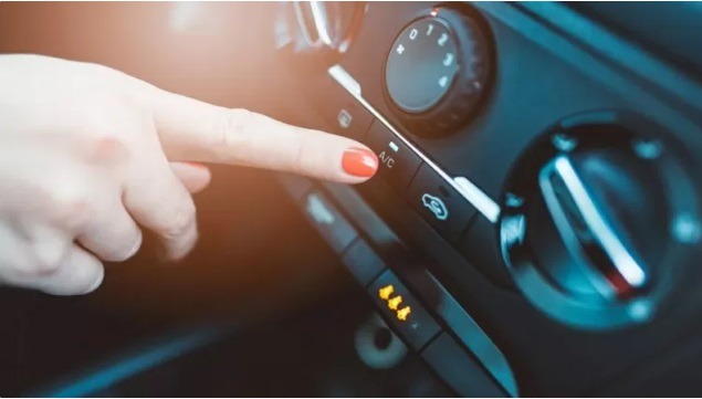 Botão 'secreto' reduz consumo do carro no calor, mas poucos sabem usá-lo