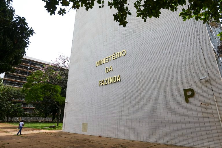 Governo estima déficit fiscal de 2024 entre R$ 10 bilhões e R$ 15 bilhões