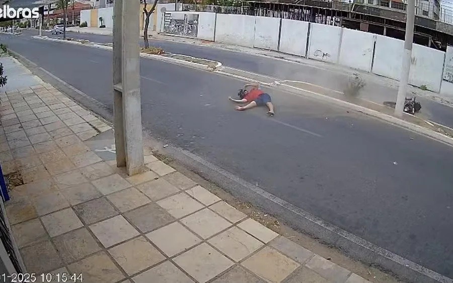 Motociclista perde controle do veículo e colide com poste em Mossoró; assista