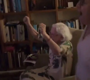 Veja reação de Fernanda Montenegro após Fernanda Torres vencer Globo de Ouro