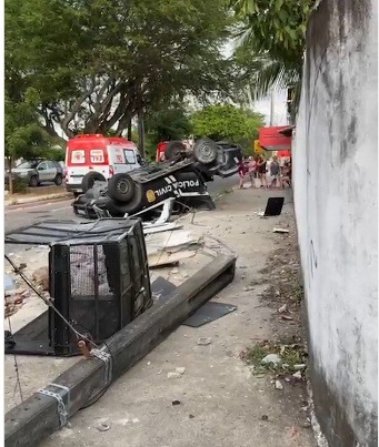 VÍDEO: Preso morre após capotamento de uma viatura da Polícia Civil na zona Norte
