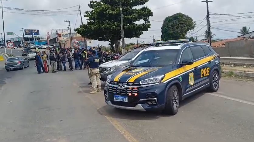 Motociclistas realizam protesto e bloqueiam trecho na Ponte de Igapó