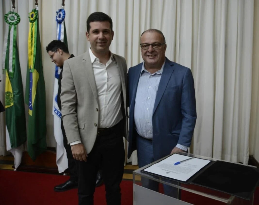 Paulinho empossa Felipe Alves como novo secretário da Semsur