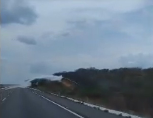 Tubulação de adutora rompe e jorra água sobre BR-304 no RN; veja vídeo