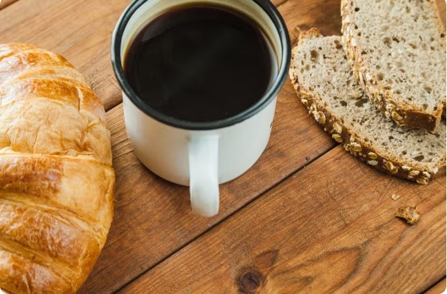 Beber café pela manhã pode reduzir risco de morte por doenças cardiovasculares, mostra estudo