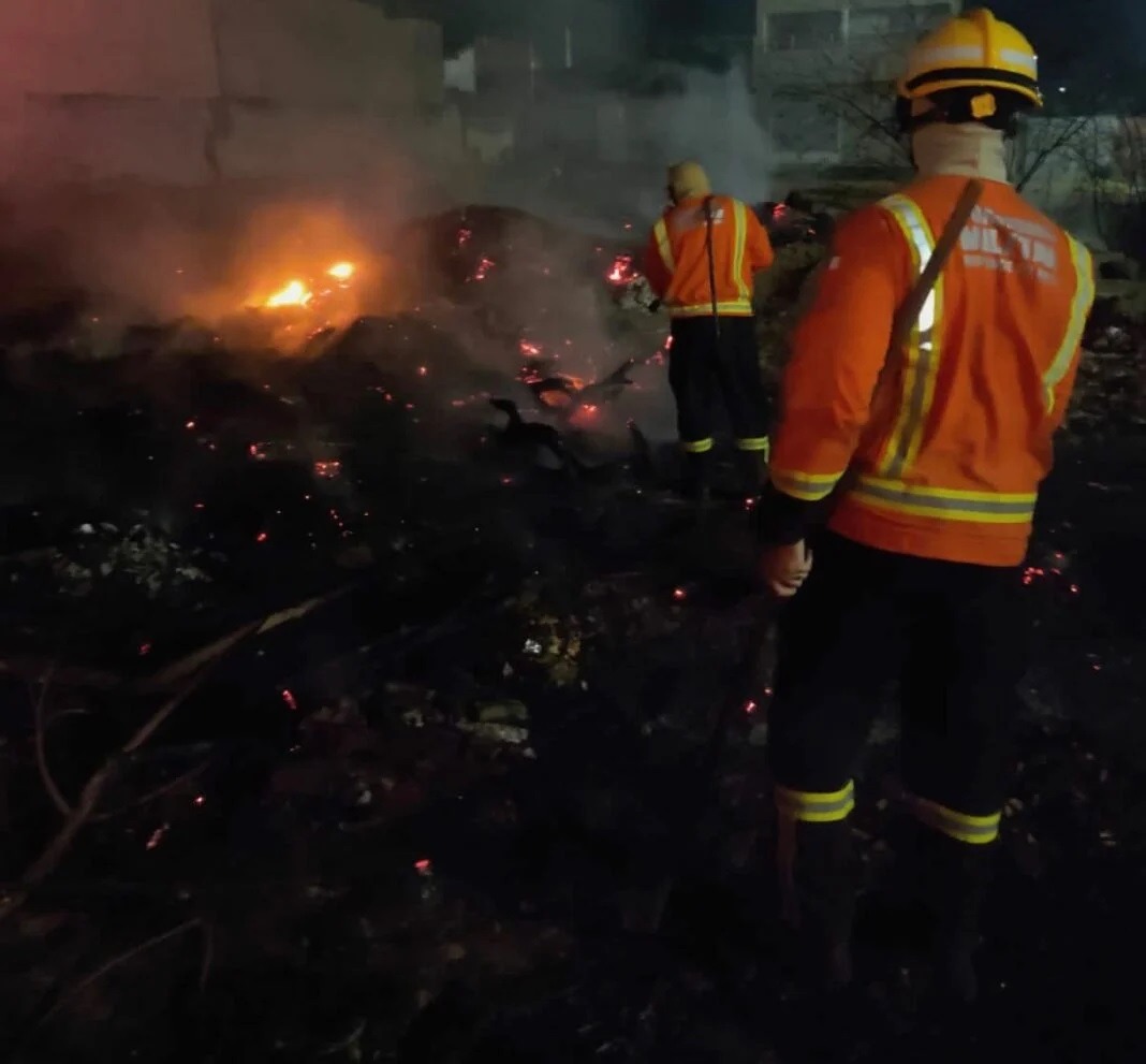 Incêndio em vegetação em Ponta Negra mobiliza bombeiros durante madrugada