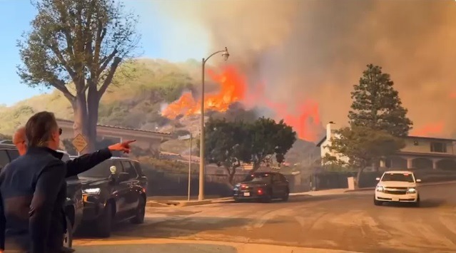 Incêndio florestal causa pânico em subúrbio de Los Angeles