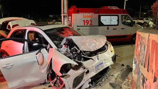 Motorista perde controle do carro e bate em muro na BR-101 na Zona Sul de Natal