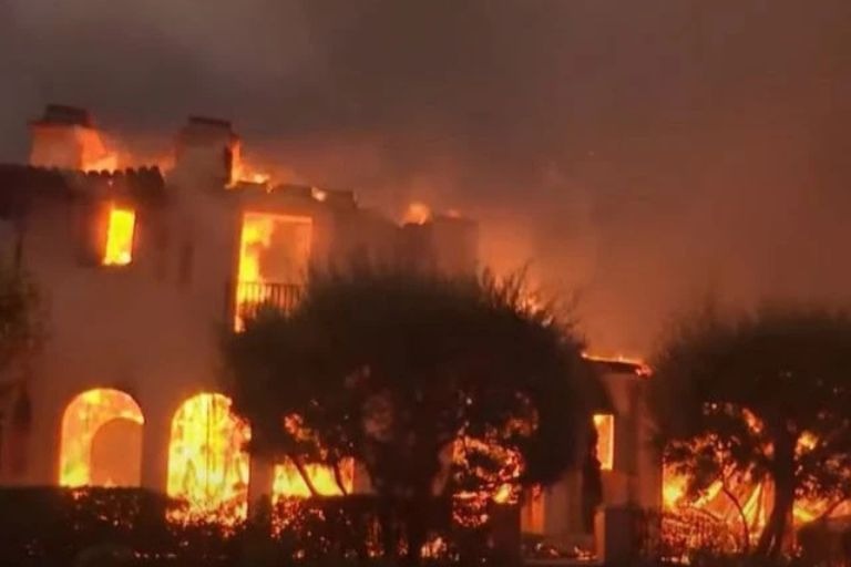 Incêndio florestal devasta mansões de famosos em Los Angeles; Paris Hilton perde casa avaliada em R$ 51 milhões