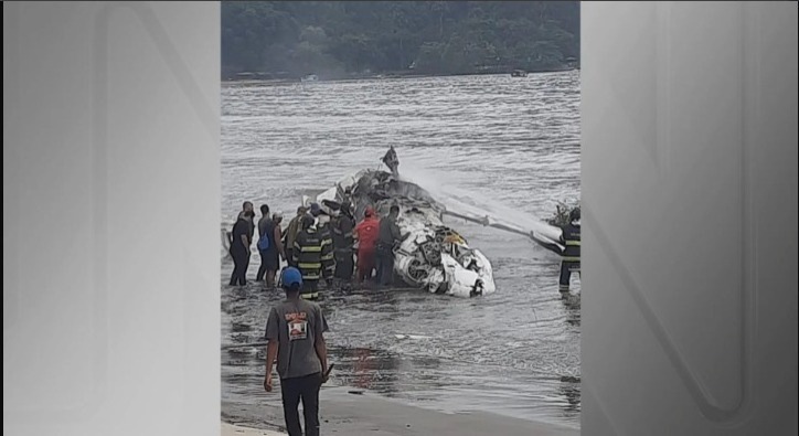 VÍDEO: Aeronave de pequeno porte cai no litoral de SP