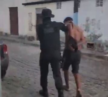Bandido que assaltou e atirou em turistas em Ponta Negra é preso em Natal