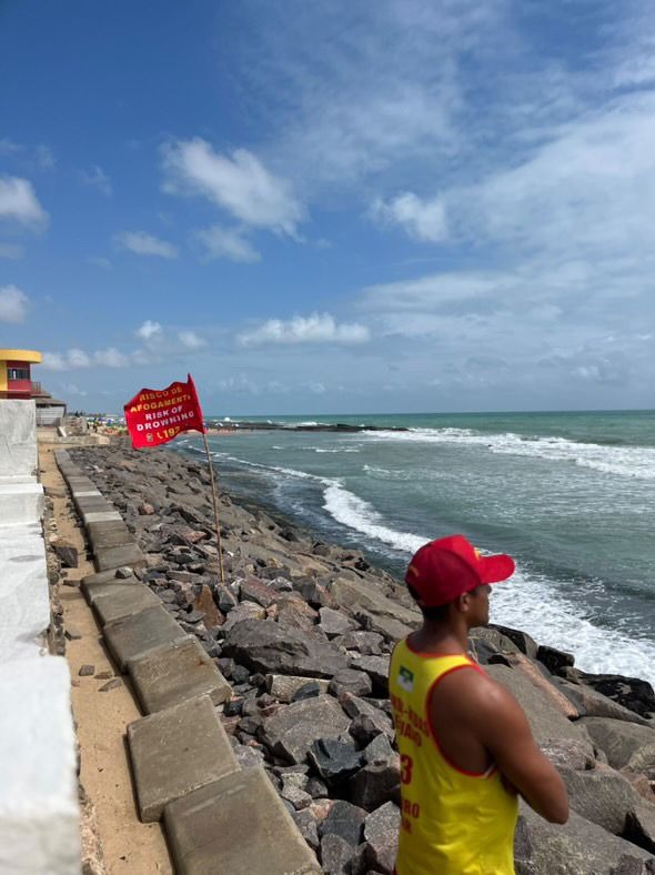 Bombeiros resgatam quatro vítimas de afogamento em duas ocorrências no litoral 