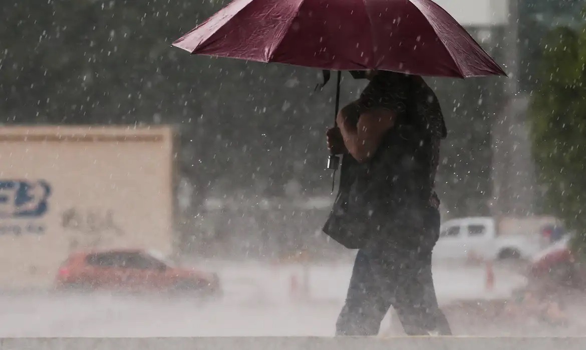 Inmet emite alerta para chuvas intensas em 90 cidades do RN
