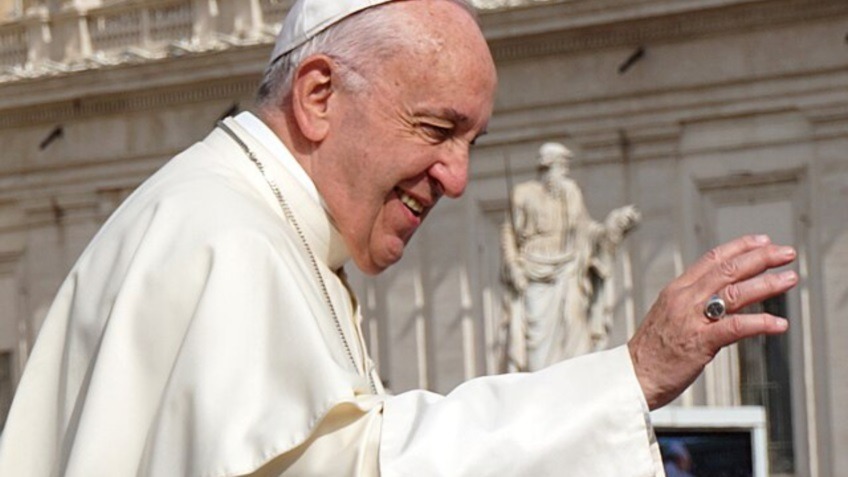 Vaticano aprova diretrizes permitindo que homens gays se tornem padres, desde que não façam sexo