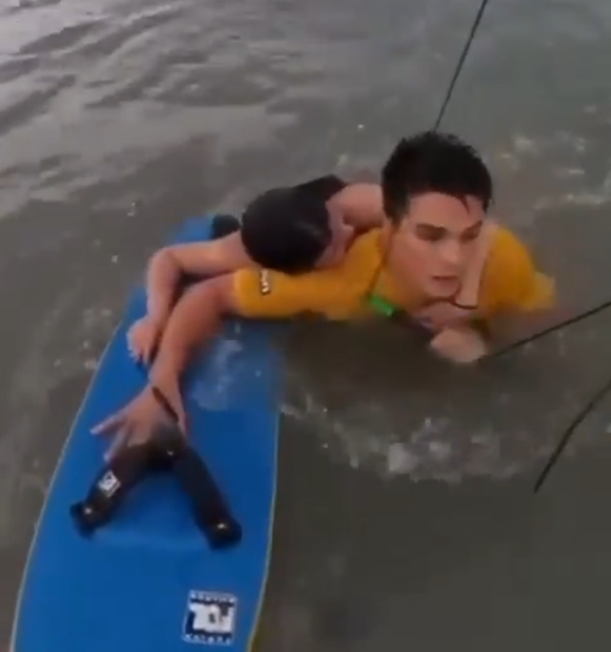 VÍDEO: Atleta olímpico de kitesurf Bruno Lobo salva adolescente de afogamento no mar