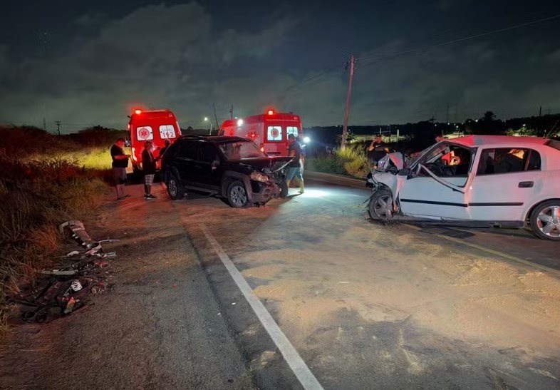 Acidente na Grande Natal envolvendo carros e moto deixa cinco feridos