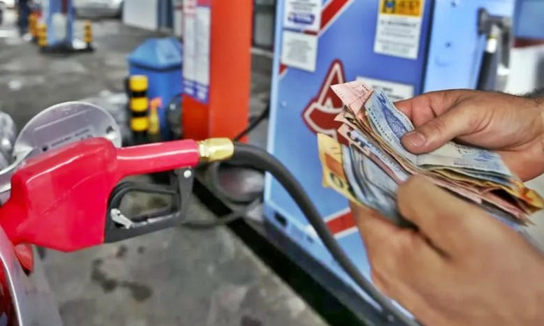 Preço da gasolina sobe 10,6% em um ano e deve aumentar mais em 2025