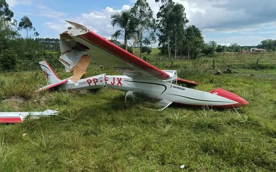 Avião de pequeno porte cai no RS; dois são resgatados com vida