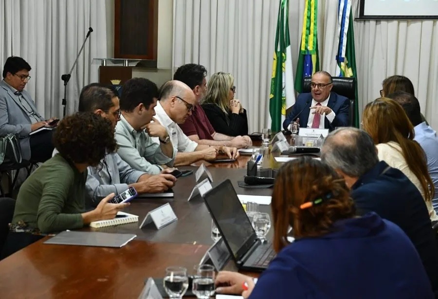 Paulinho faz reunião de emergência com secretariado e discute ações para reduzir impactos da chuva