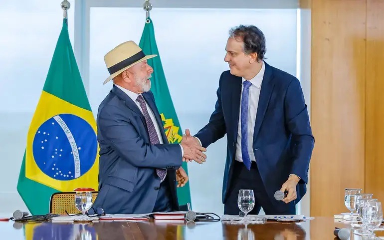 Lula nega interferência e diz que vetar celular em escolas é educar