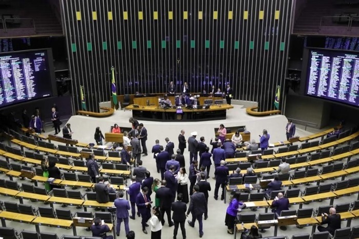 Câmara autoriza deputados a usar verba pública para pagar despacho de bagagem e internet em voos