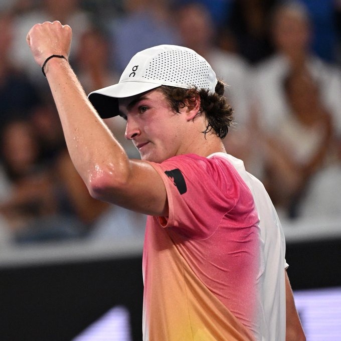 Tênis: João Fonseca vence nº 9 do mundo e avança no Aberto da Austrália