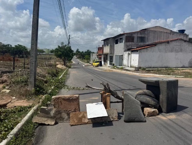 Criança de 8 anos é atropelada em avenida da Grande Natal e vizinhos fazem barricada para reduzir velocidade de carros